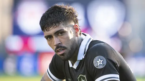 Alexander Barboza jogador do Botafogo comemora seu gol durante partida contra o Bragantino no estádio Cícero De Souza Marques pelo campeonato Brasileiro A 2026. Foto: Anderson Romão/AGIF