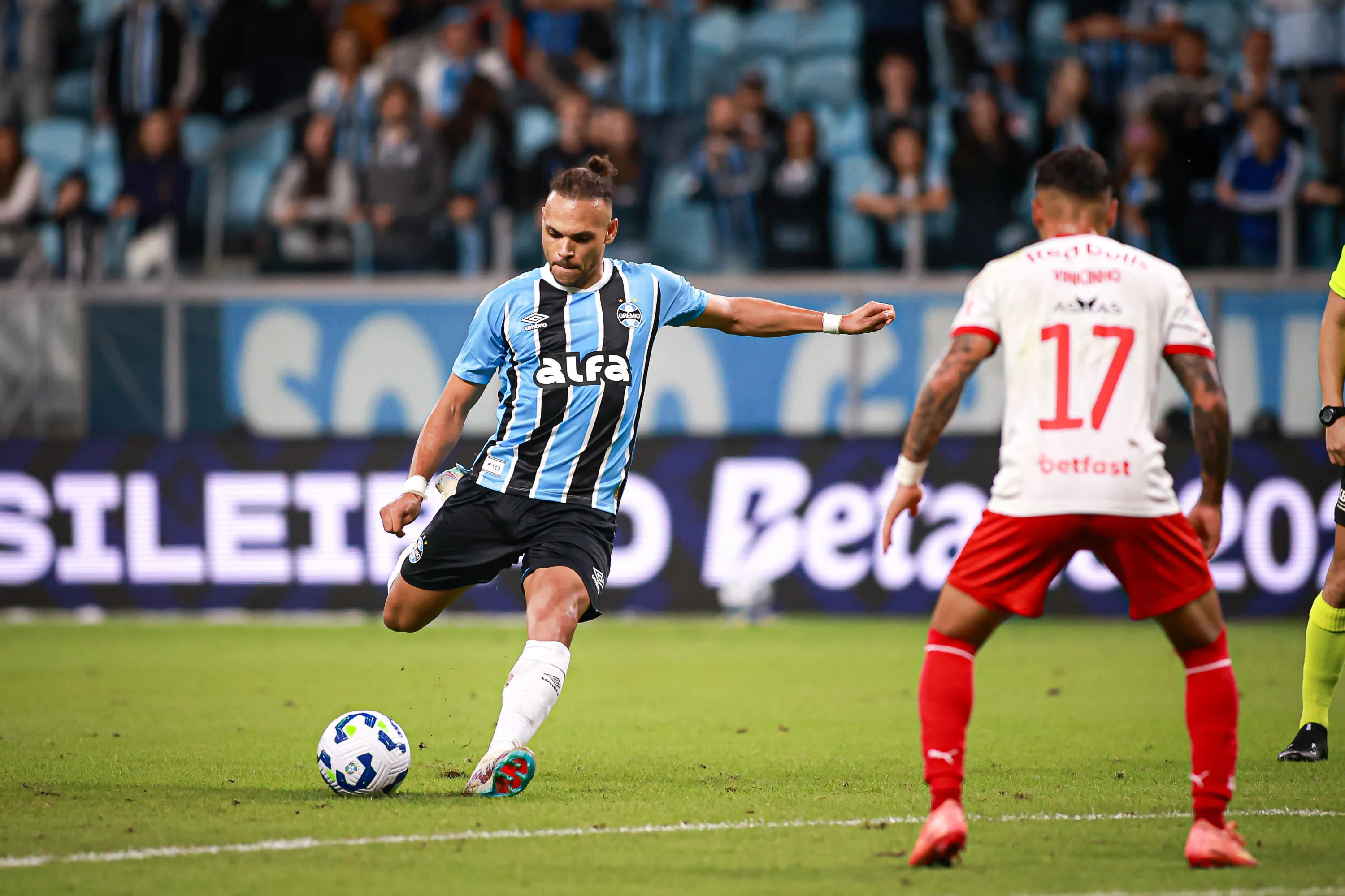 Braithwaite atuando no Grêmio – Foto: Maxi Franzoi/AGIF