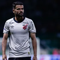 Sem Jadson, Athletico-PR escalará Gilberto contra o Atlético-GO