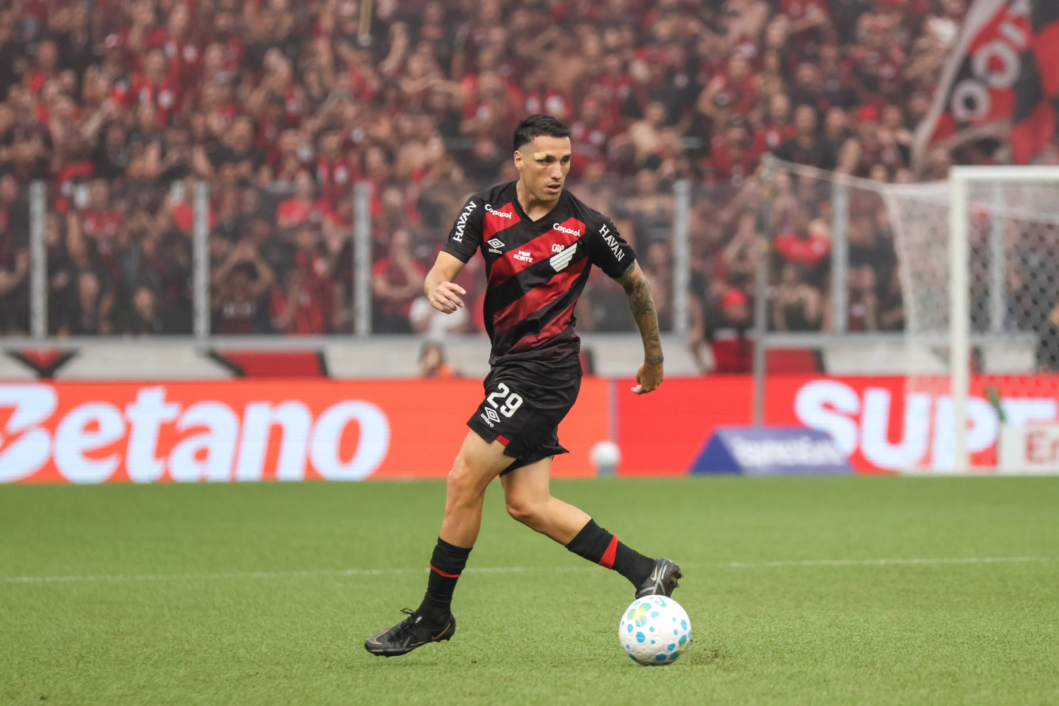 PR – CURITIBA – 22/03/2026 – BRASILEIRO A 2026, ATHLETICO-PR X CORITIBA – Benavidez jogador do Athletico-PR durante partida contra o Coritiba no estadio Arena da Baixada pelo campeonato Brasileiro A 2026. Foto: Robson Mafra/AGIF