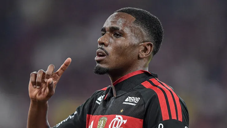Evertton Araújo chama atenção no Flamengo.