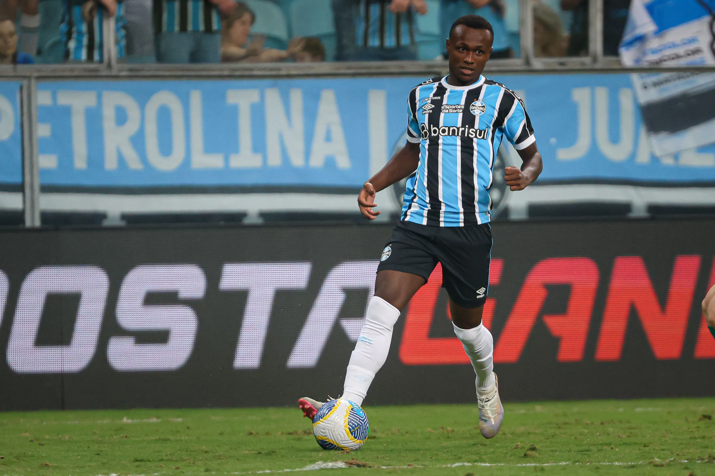 Nathan Fernandes quando atuava pelo Grêmio, pelo campeonato Brasileiro A 2024. Foto: Maxi Franzoi/AGIF