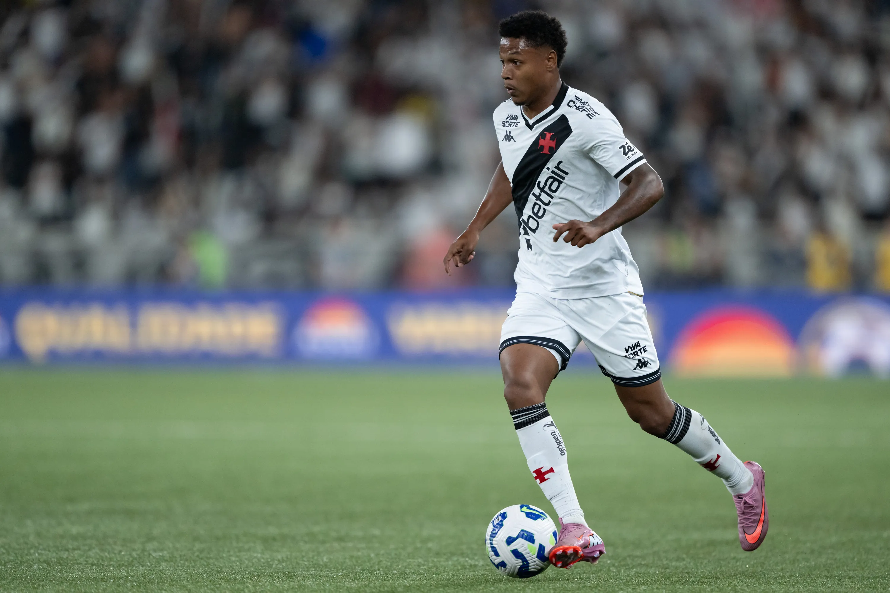 Matheus Franca jogador do Vasco durante partida contra o Botafogo – Foto: Jorge Rodrigues/AGIF