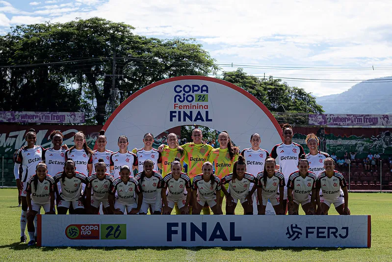 Jogadoras do elenco do Flamengo perfiladas - Foto: Paula Reis/Flamengo