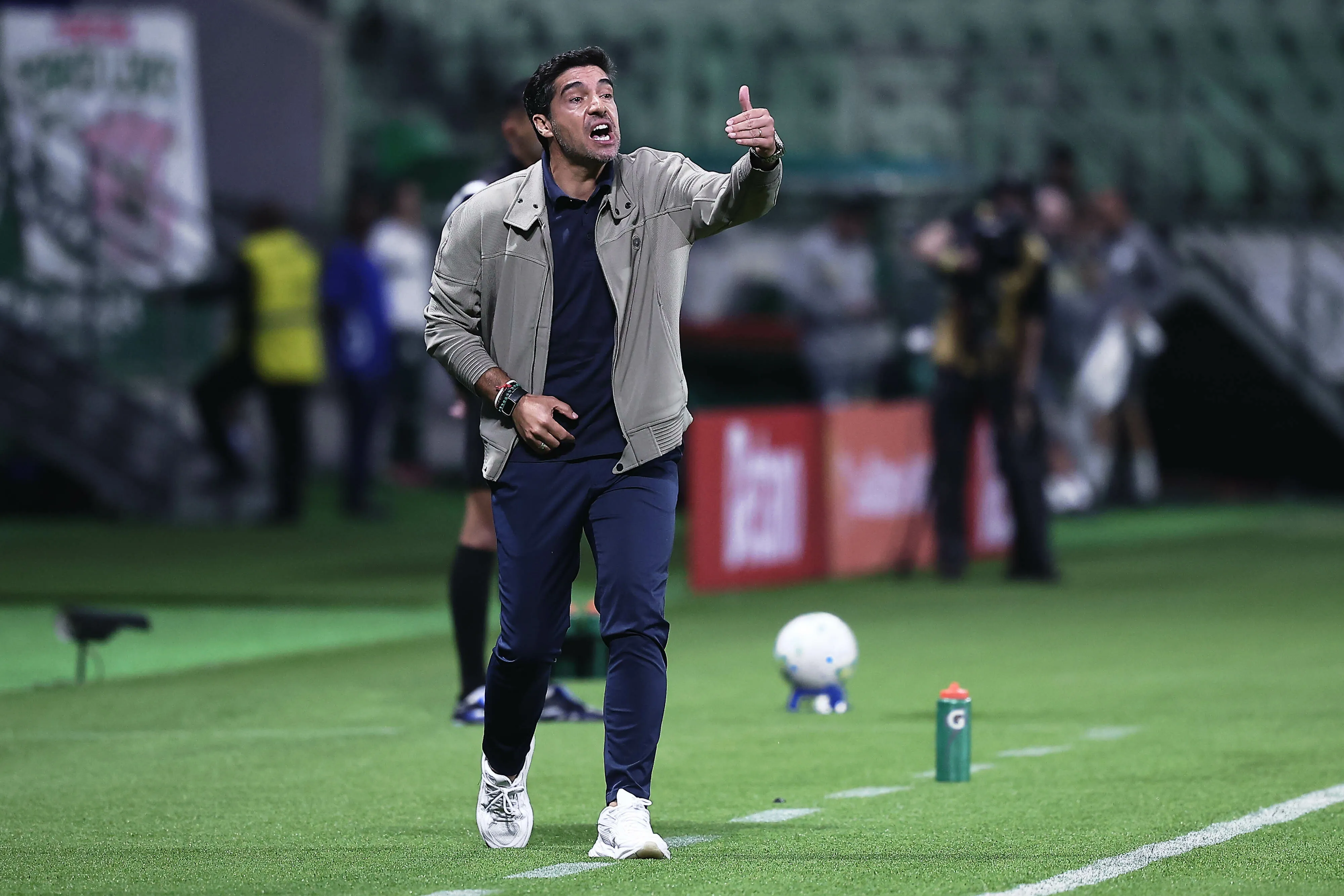 Abel Ferreira comandando o Palmeiras – Foto: Ettore Chiereguini/AGIF