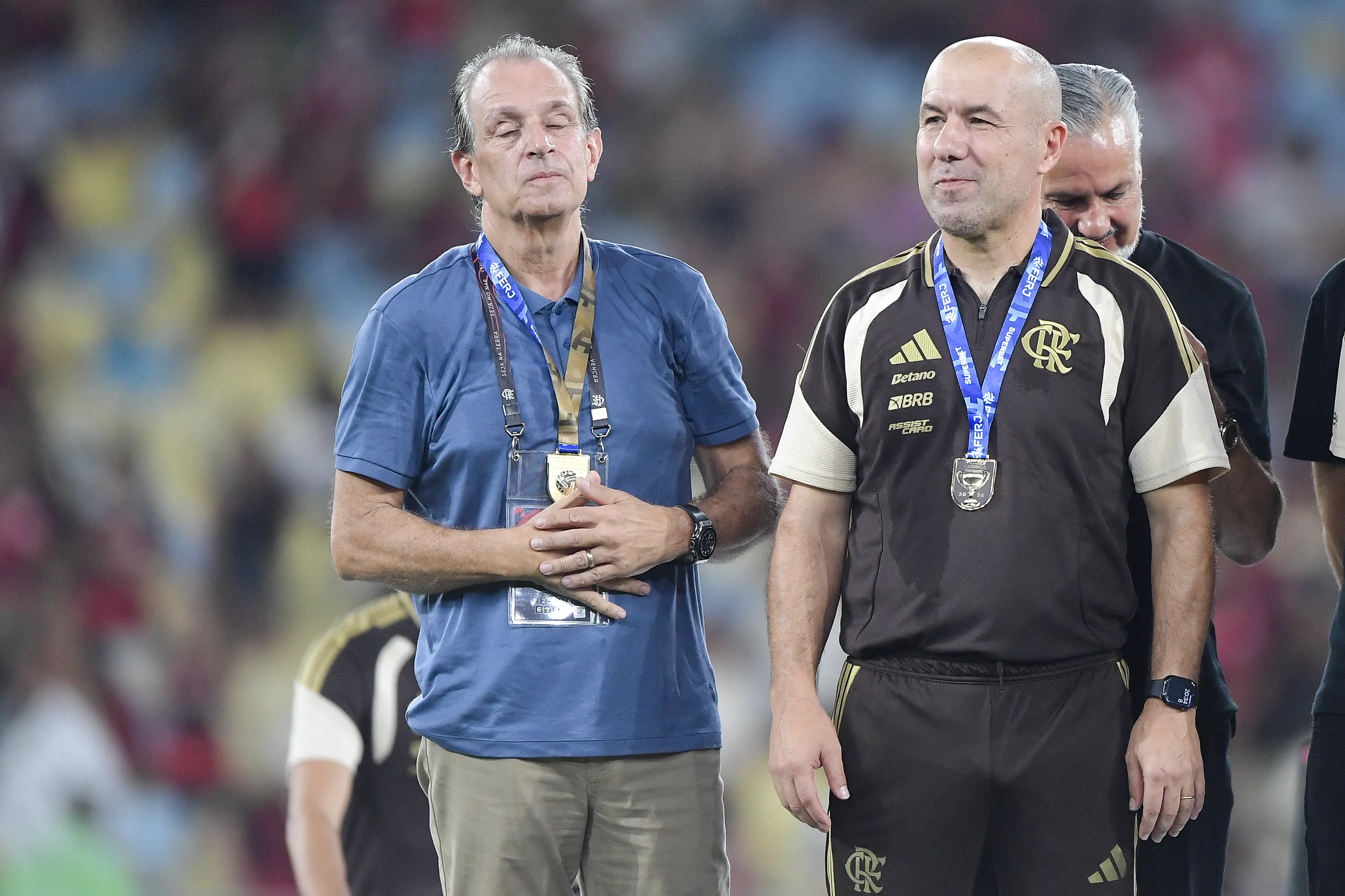 RJ – RIO DE JANEIRO – 08/03/2026 – CARIOCA 2026, FLUMINENSE X FLAMENGO – Leonardo Jardim, Bap e Boto dirigentes do Flamengo levanta a taca de campeao durante cerimonia de premiacao ao final da partida contra o Fluminense no estadio Maracana pela decisao do campeonato Carioca 2026. Foto: Thiago Ribeiro/AGIF