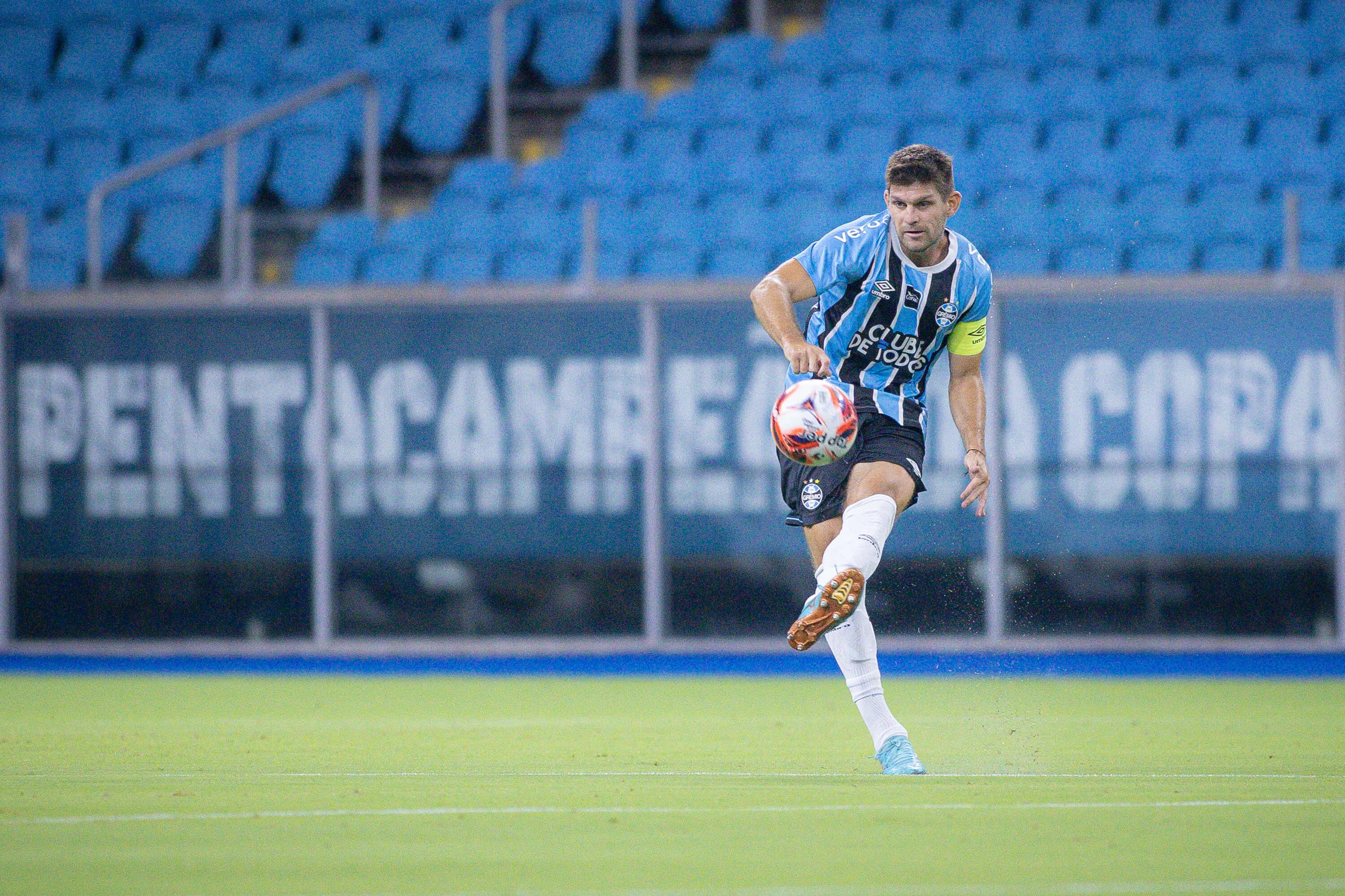 Walter Kannemann, jogador do Grêmio, durante partida contra o São José – Foto: Maxi Franzoi/AGIF