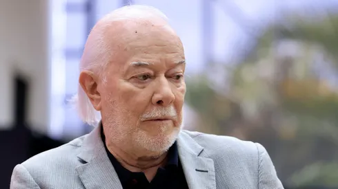 Massis tenta expulsar Olten do São Paulo.