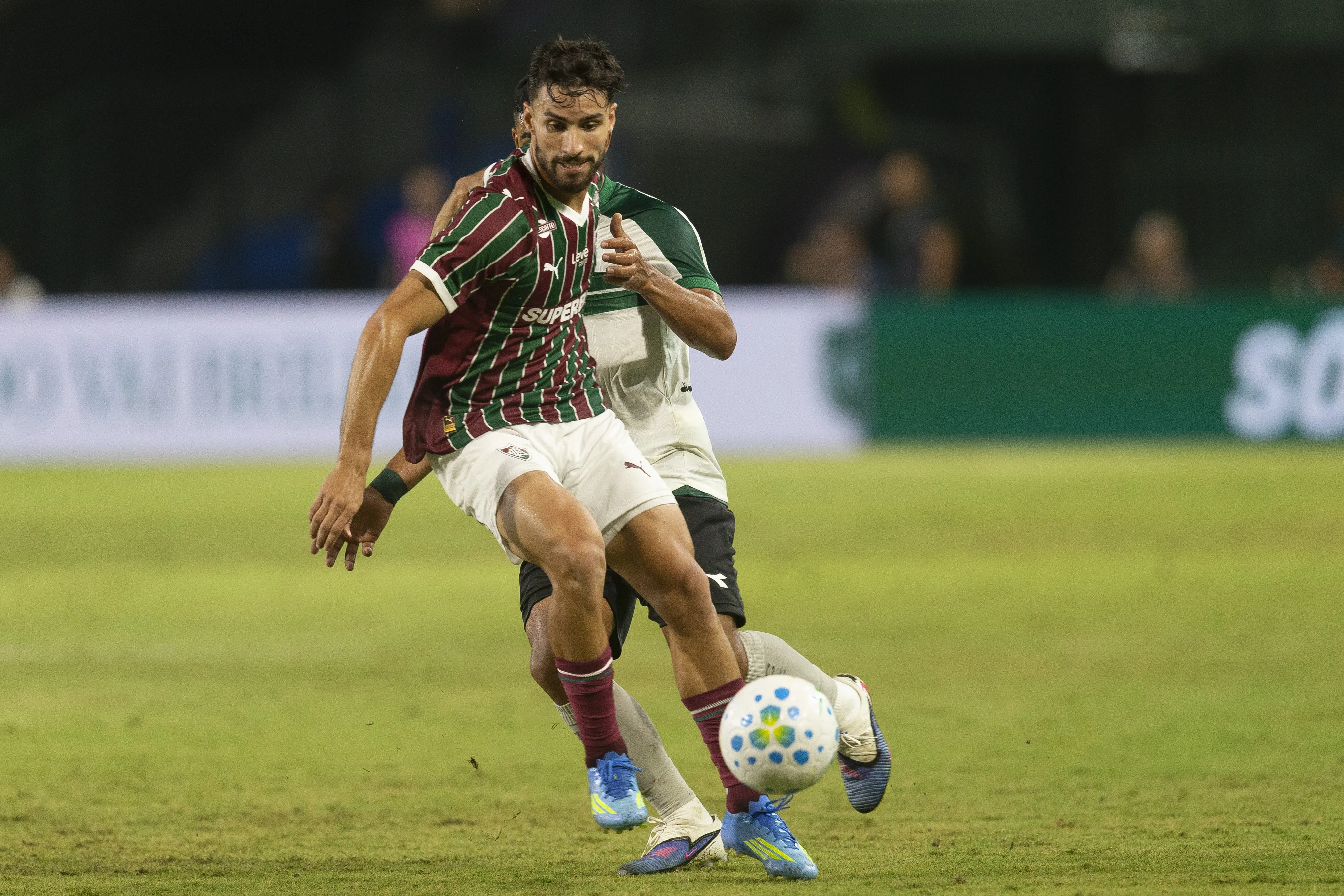 Felipe Jonatan jogador do Coritiba disputa lance com Martinelli jogador do Fluminense durante partida no estadio Couto Pereira pelo campeonato Brasileiro A 2026. Foto: Hedeson Alves/AGIF