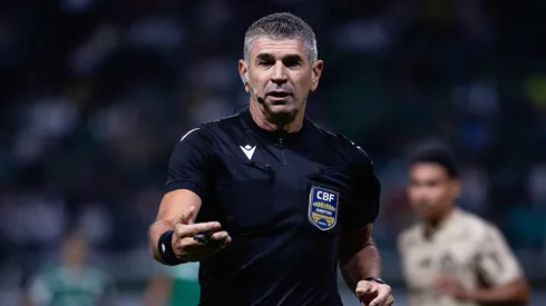 O árbitro Marcelo de Lima Henrique durante partida entre Palmeiras e Jacuipense no estádio Arena Allianz Parque pelo campeonato Copa Do Brasil 2026. Foto: Ettore Chiereguini/AGIF