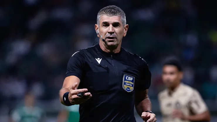 O árbitro Marcelo de Lima Henrique durante partida entre Palmeiras e Jacuipense no estádio Arena Allianz Parque pelo campeonato Copa Do Brasil 2026. Foto: Ettore Chiereguini/AGIF