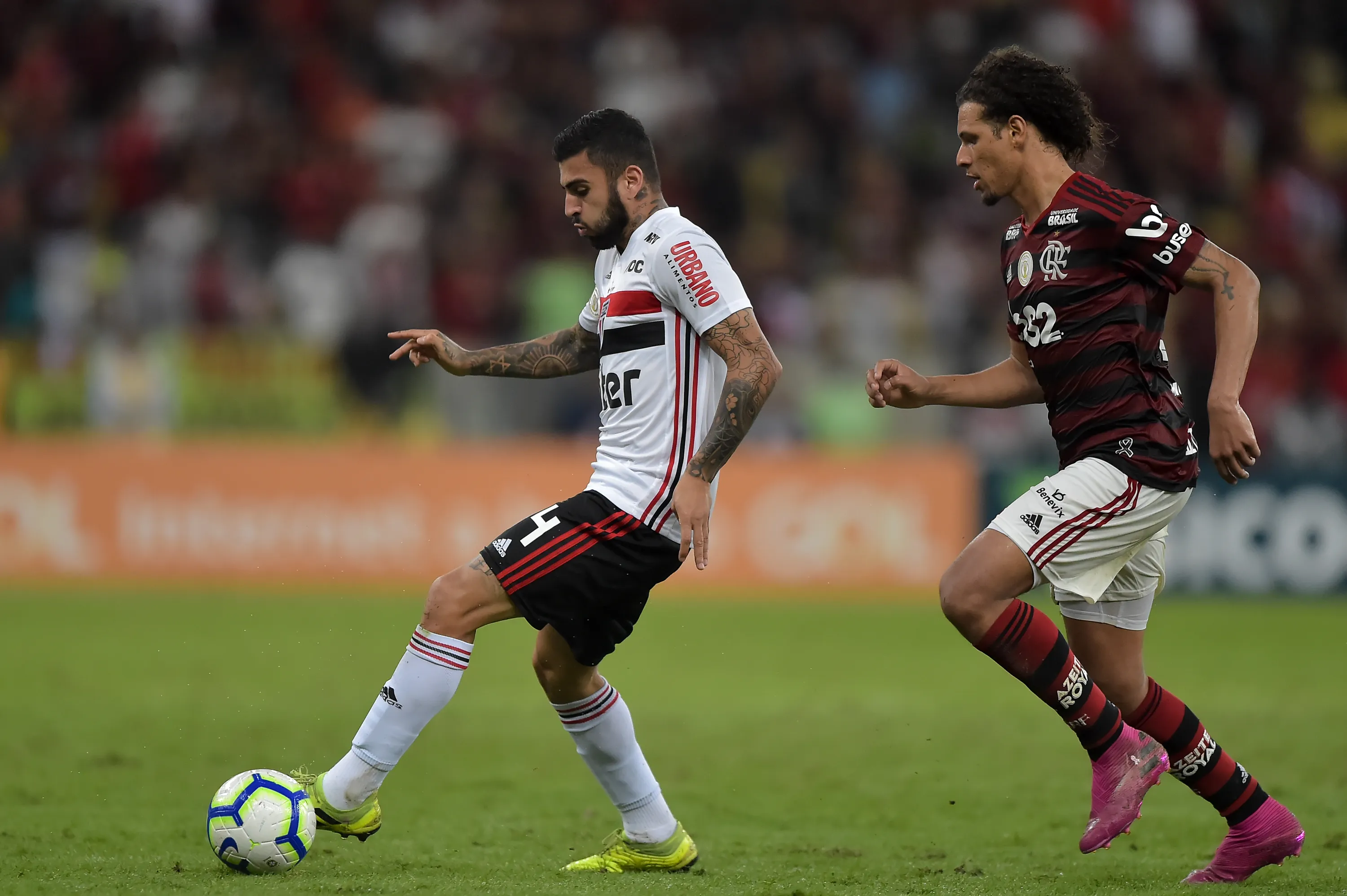 Brasileirao A 2019, Flamengo x Sao Paulo – Willian Arao jogador do Flamengo disputa lance com Lizieiro jogador do Sao Paulo durante partida no estadio Maracana pelo campeonato Brasileiro A 2019