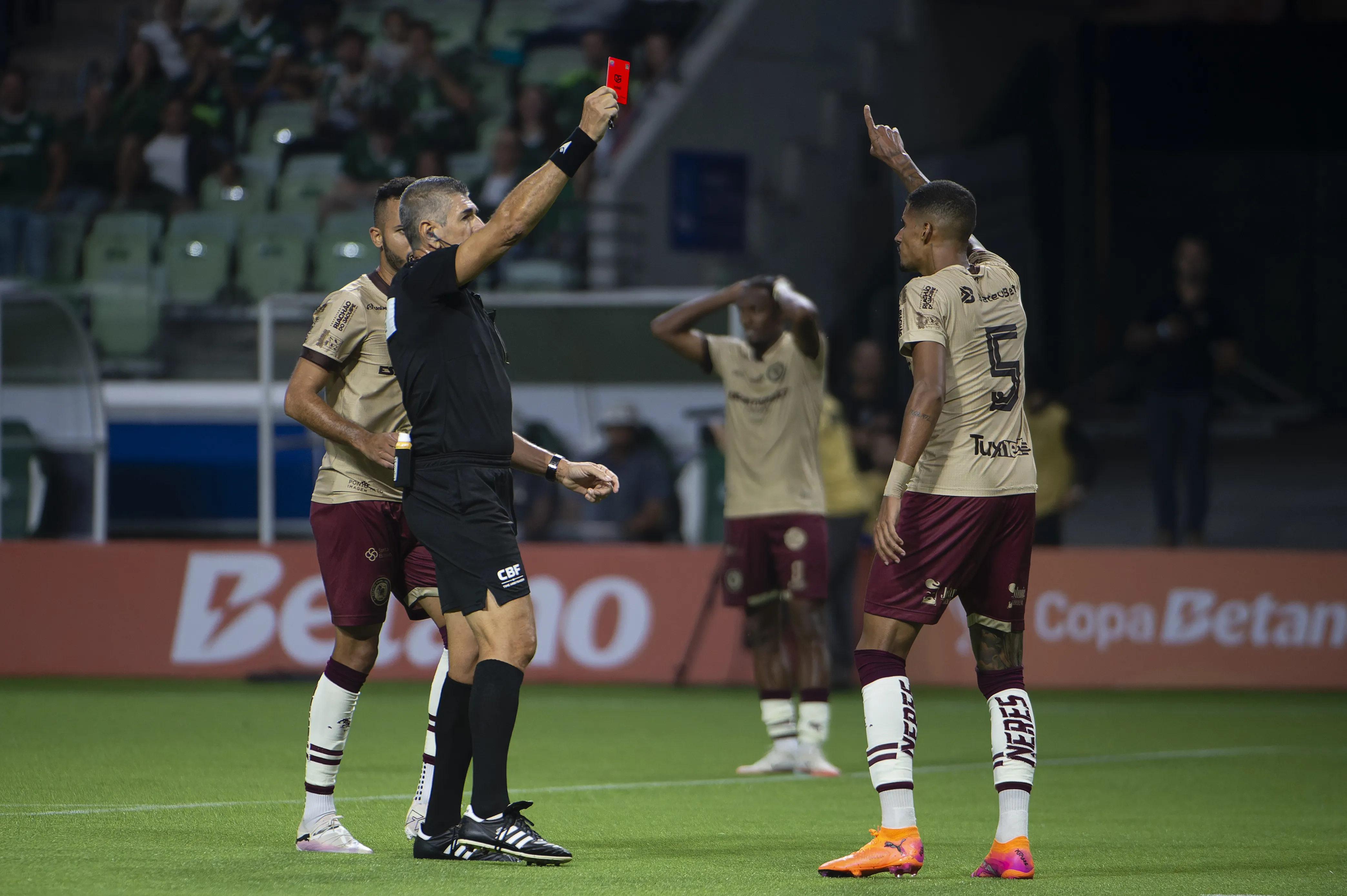SP – SAO PAULO – 23/04/2026 – COPA DO BRASIL 2026, PALMEIRAS X JACUIPENSE – JP Talisca jogador do Jacuipense recebe cartao vermelho do arbitro durante partida contra o Palmeiras no estadio Arena Allianz Parque pelo campeonato Copa Do Brasil 2026. Foto: Anderson Romao/AGIF