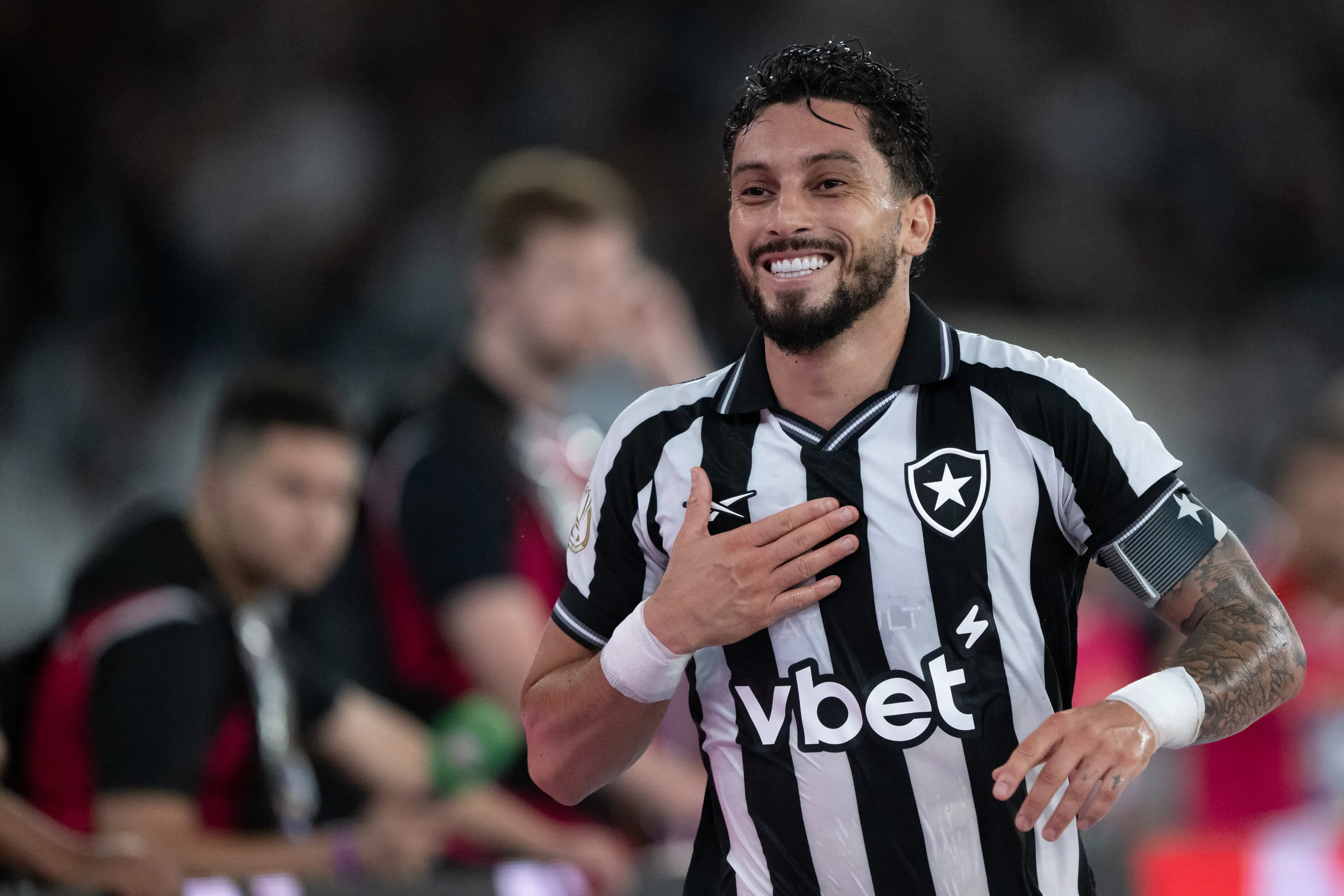 Alex Telles comemora seu gol durante partida contra a Chapecoense no Nilton Santos pela Copa Do Brasil 2026. Foto: Jorge Rodrigues/AGIF.