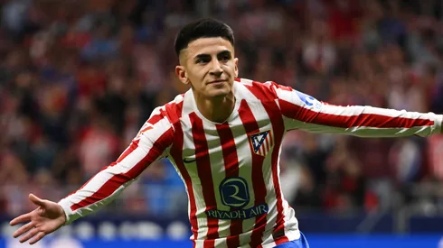 Thiago Almada, do Atlético de Madrid, comemora o primeiro gol de sua equipe durante a partida da LaLiga EA Sports entre Atlético de Madrid e CA Osasuna, no Estádio Air Metropolitano de Riyadh, em Madri, Espanha, em 18 de outubro de 2025. (Foto de Denis Doyle/Getty Images)