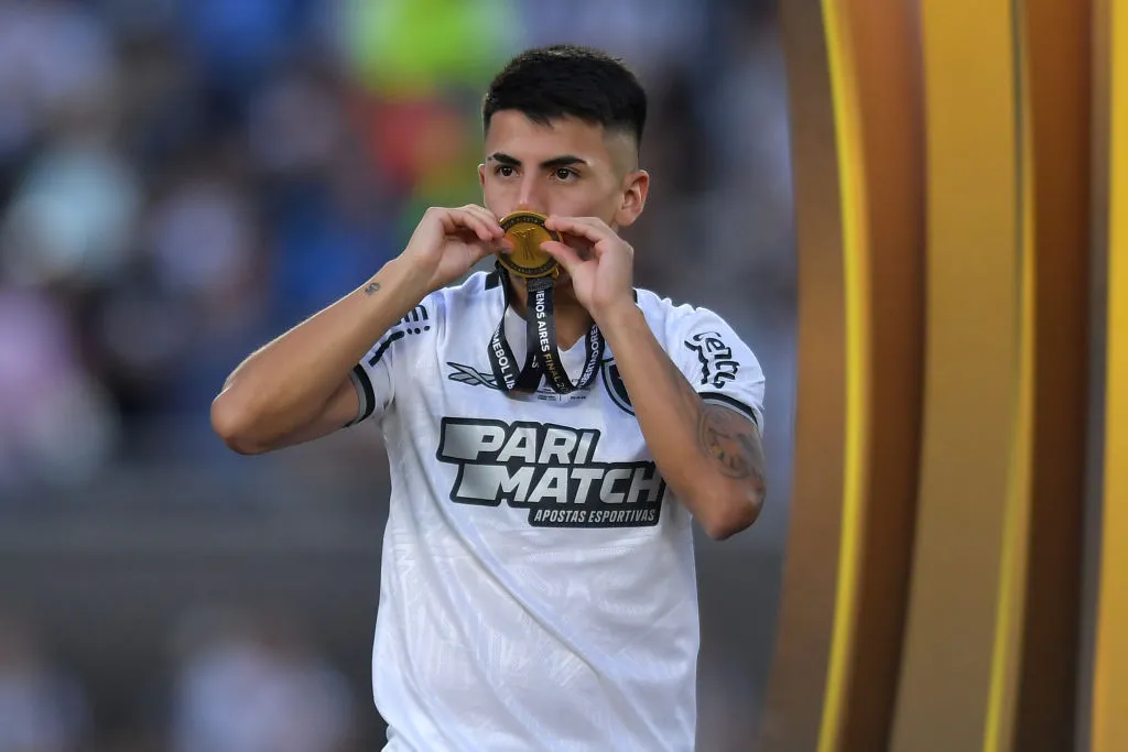 Thiago Almada, do Botafogo, comemora com a medalha de vencedor após a final da Copa CONMEBOL Libertadores 2024 entre Atlético Mineiro e Botafogo, no Estádio Más Monumental Antonio Vespucio Liberti, em 30 de novembro de 2024, em Buenos Aires, Argentina. (Foto de Marcelo Endelli/Getty Images)