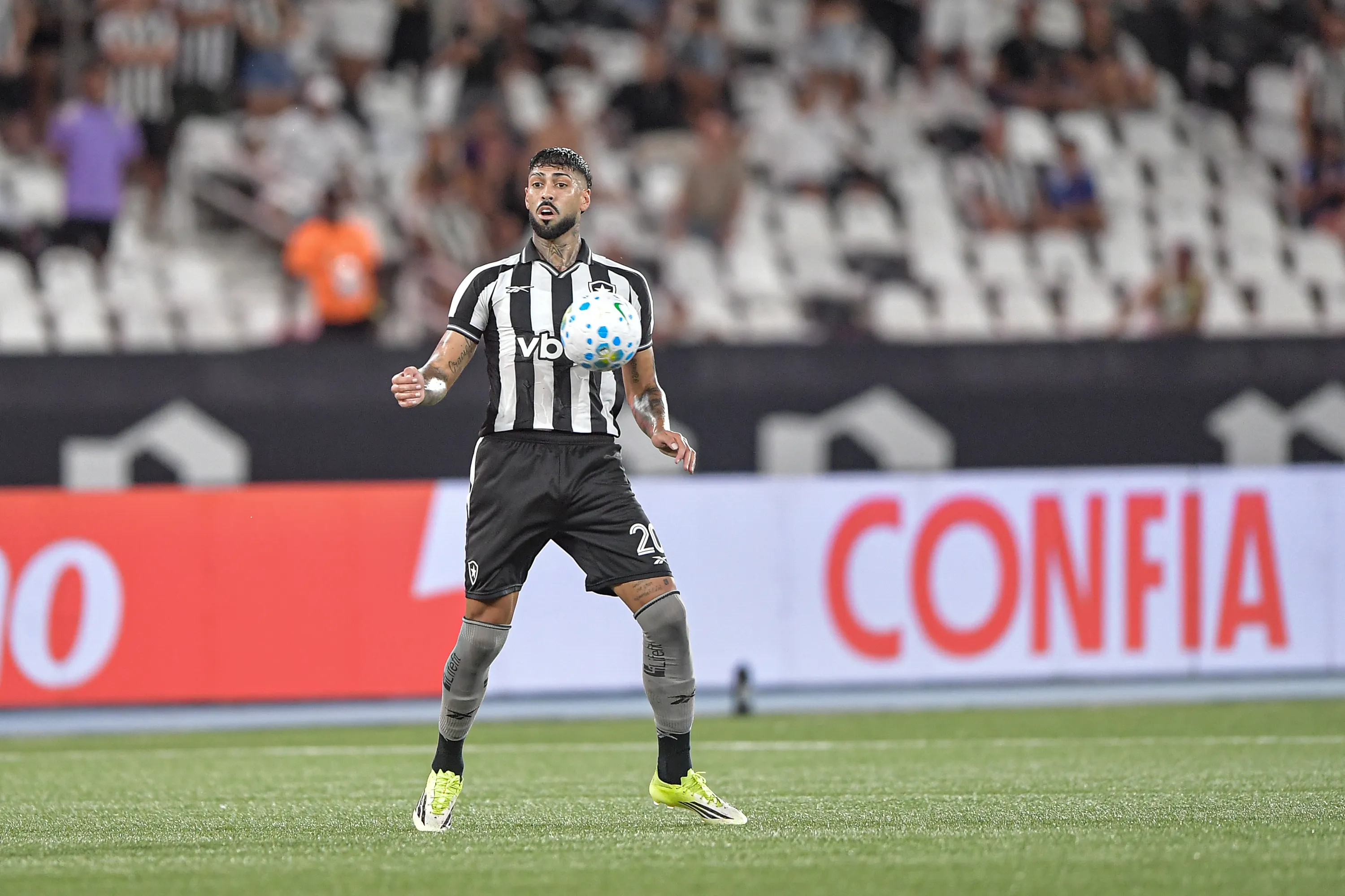 Alexander Barboza atuando no Botafogo – Foto: Thiago Ribeiro/AGIF