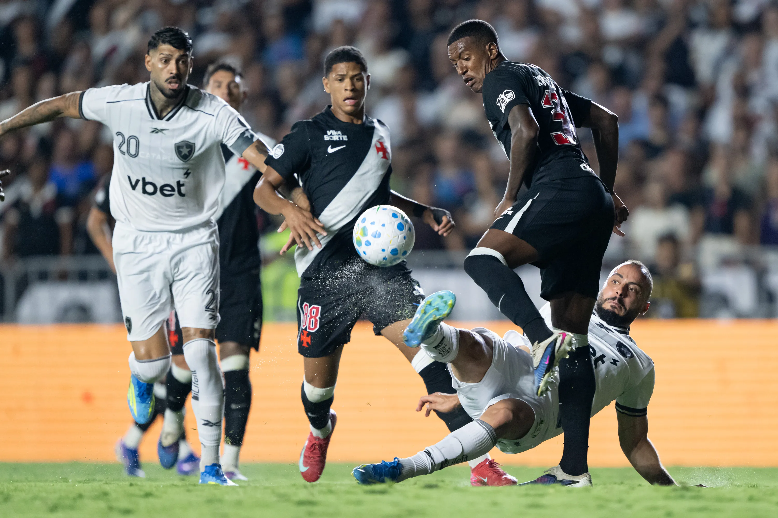 Robert Renan jogador do Vasco disputa lance com Arthur Cabral jogador do Botafogo durante partida no estadio Sao Januario pelo campeonato Brasileiro A 2026. Foto: Jorge Rodrigues/AGIF