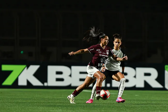 Jogadoras de Corinthians e Ferroviária disputando pela bola - Foto: Rebeca Reis/Ag.Paulistão