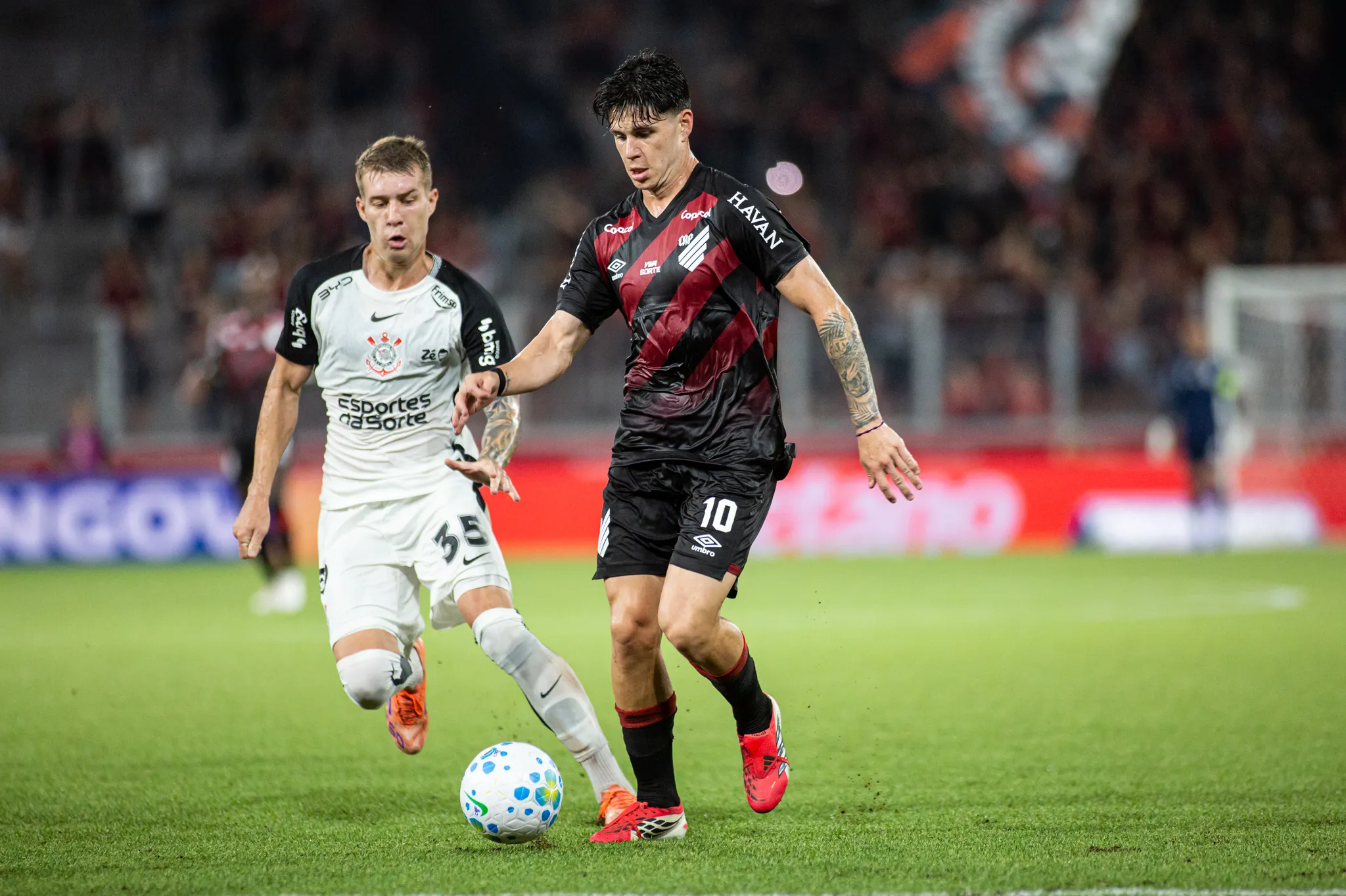 PR – CURITIBA – 19/02/2026 – BRASILEIRO A 2026, ATHLETICO-PR X CORINTHIANS – Zapelli jogador do Athletico-PR durante partida contra o Corinthians no estadio Arena da Baixada pelo campeonato Brasileiro A 2026. Foto: Luis Garcia/AGIF