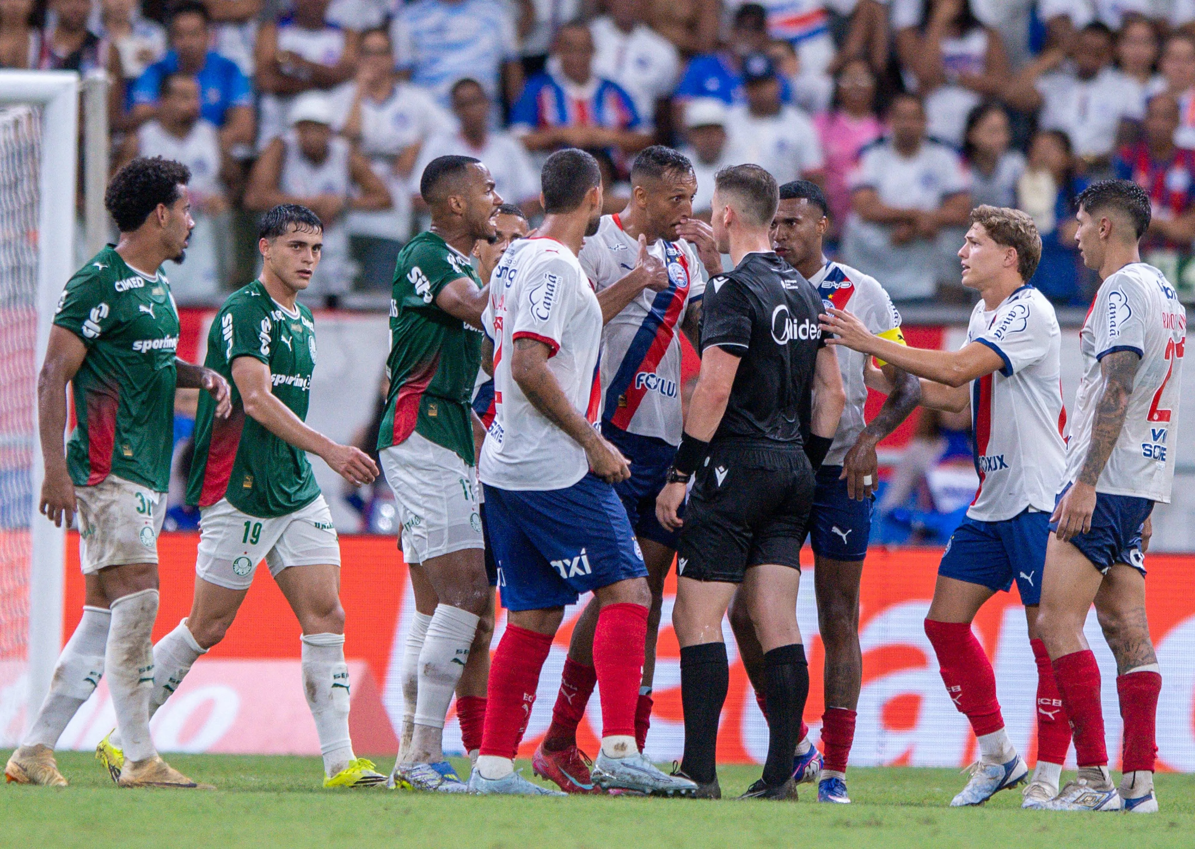 BA – SALVADOR – 05/04/2026 – BRASILEIRO A 2026, BAHIA X PALMEIRAS – David Duarte jogador do Bahia reclama com a arbitragem durante partida contra o Palmeiras no estadio Arena Fonte Nova pelo campeonato Brasileiro A 2026. Foto: Jhony Pinho/AGIF