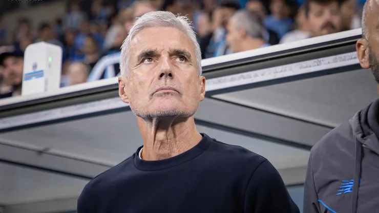 Luís Castro técnico do Grêmio durante partida contra o Confiança no estádio Arena do Grêmio pelo campeonato Copa Do Brasil 2026. Foto: Maxi Franzoi/AGIF