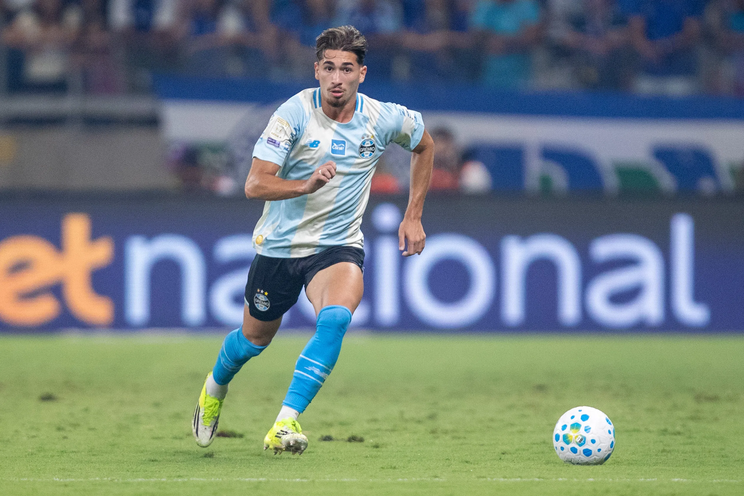 MG – BELO HORIZONTE – 18/04/2026 – BRASILEIRO A 2026, CRUZEIRO X GREMIO – Pedro Gabriel jogador do Gremio durante partida contra o Cruzeiro no estadio Mineirao pelo campeonato Brasileiro A 2026. Foto: Fernando Moreno/AGIF
