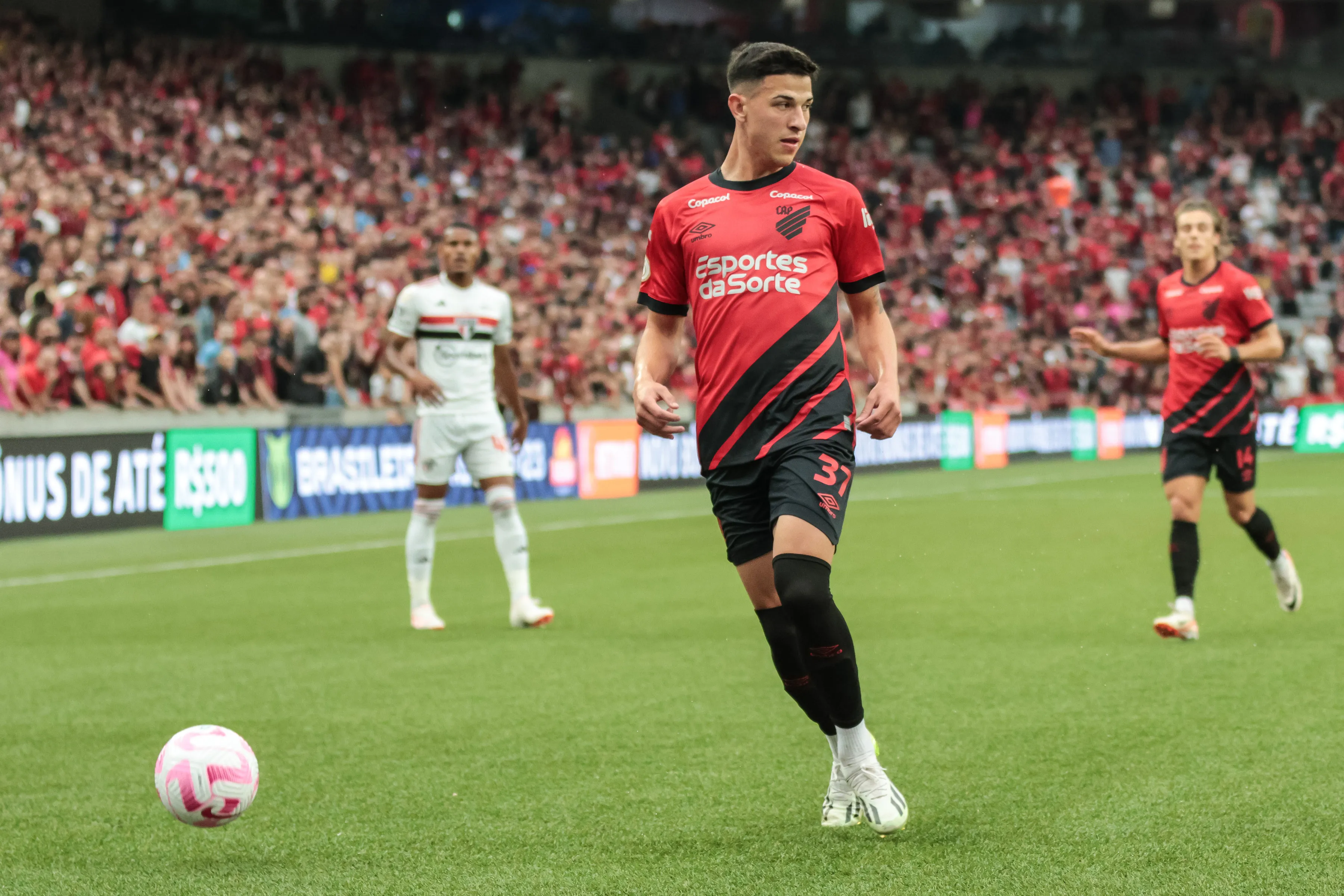 Lucas Esquivel jogador do Athletico-PR durante partida contra o Sao Paulo no estadio Arena da Baixada pelo campeonato Brasileiro A 2023. Foto: Robson Mafra/AGIF