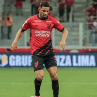 Athletico-PR não perde tempo e anuncia renovação com Lucas Esquível