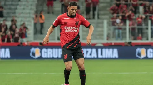 Lucas Esquivel jogador do Athletico-PR durante partida contra o Internacional no estadio Arena da Baixada pelo campeonato Brasileiro A 2023. Foto: Robson Mafra/AGIF