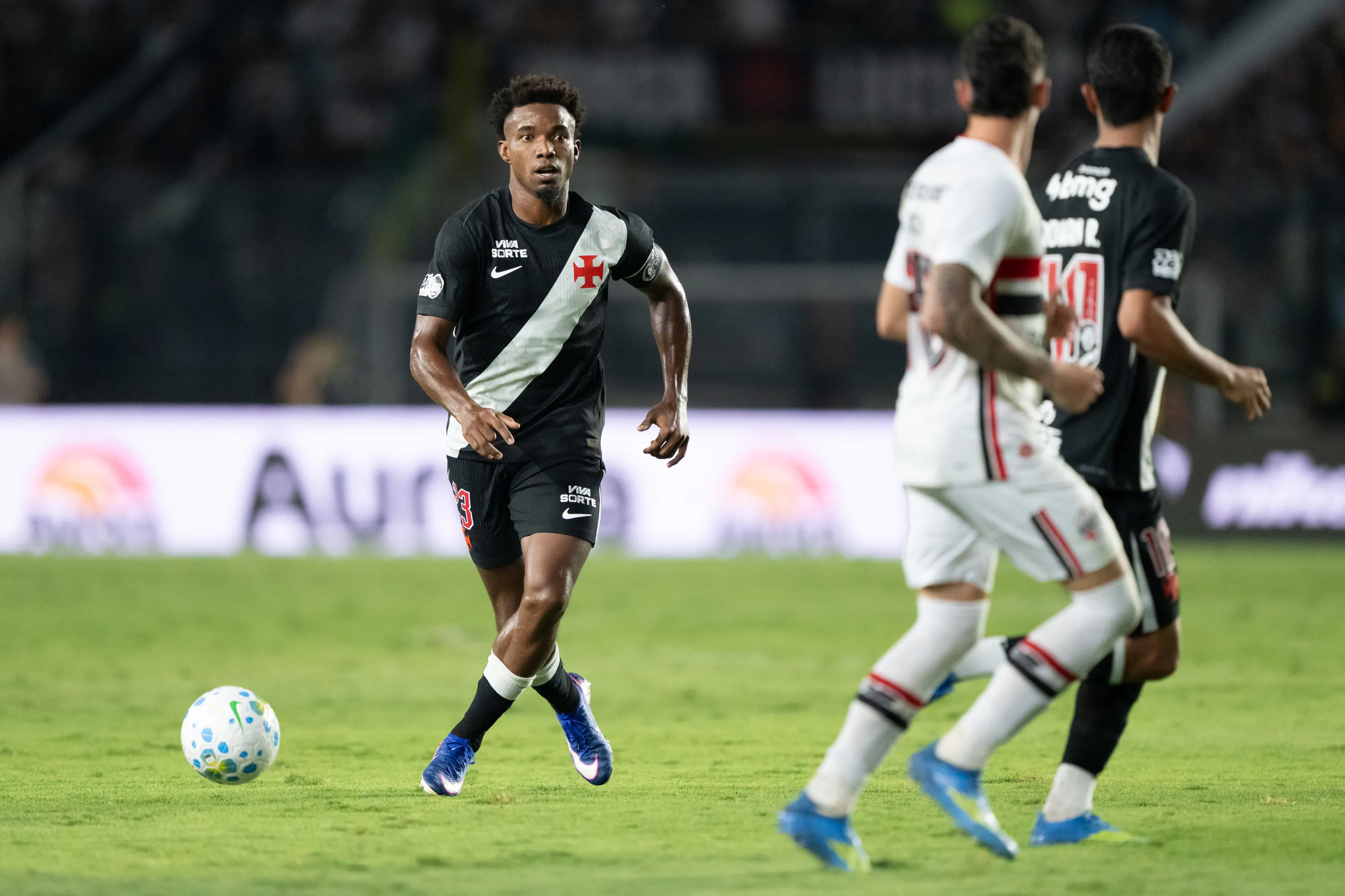 Thiago Mendes jogador do Vasco durante partida contra o Sao Paulo no estadio Sao Januario pelo campeonato Brasileiro A 2026. Foto: Jorge Rodrigues/AGIF