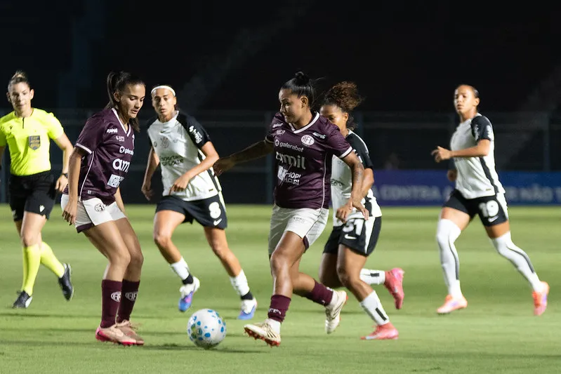 Jogadoras de Corinthians e Ferroviária disputam pela bola - Foto: Rafael Zocco/Ferroviária