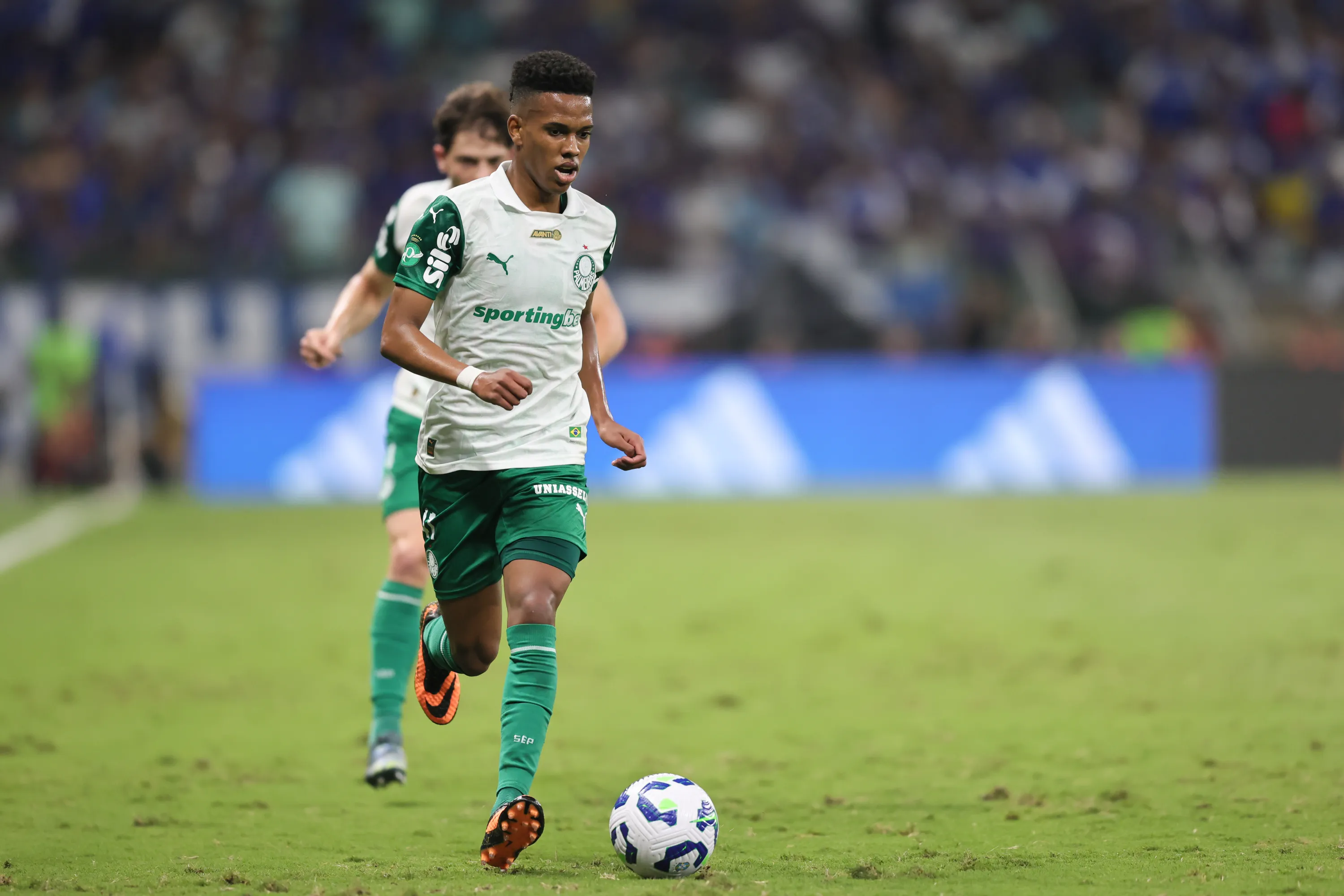 Estevao jogador ex-Palmeiras durante partida contra o Cruzeiro no estadio Mineirao pelo campeonato Brasileiro A 2025. Foto: Gilson Lobo/AGIF
