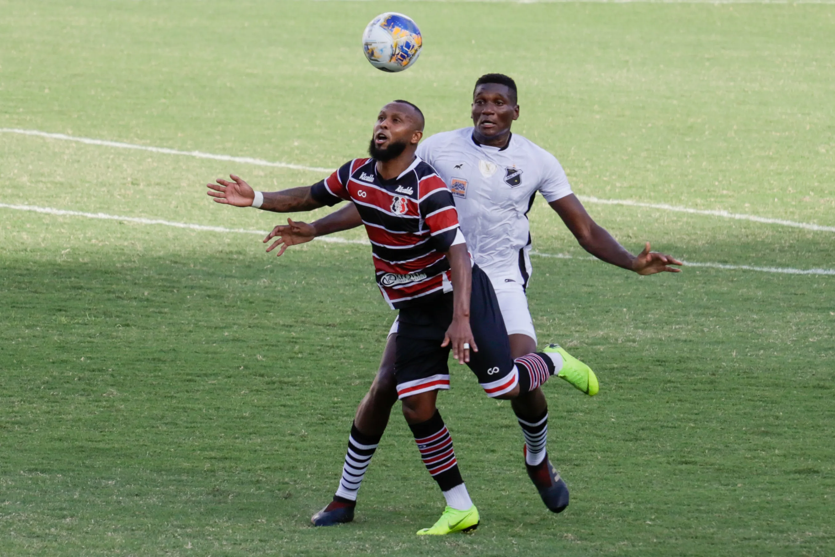Helitão (à direita) com a camisa do ABC em 2021. Foto: Rafael Vieira/AGIF