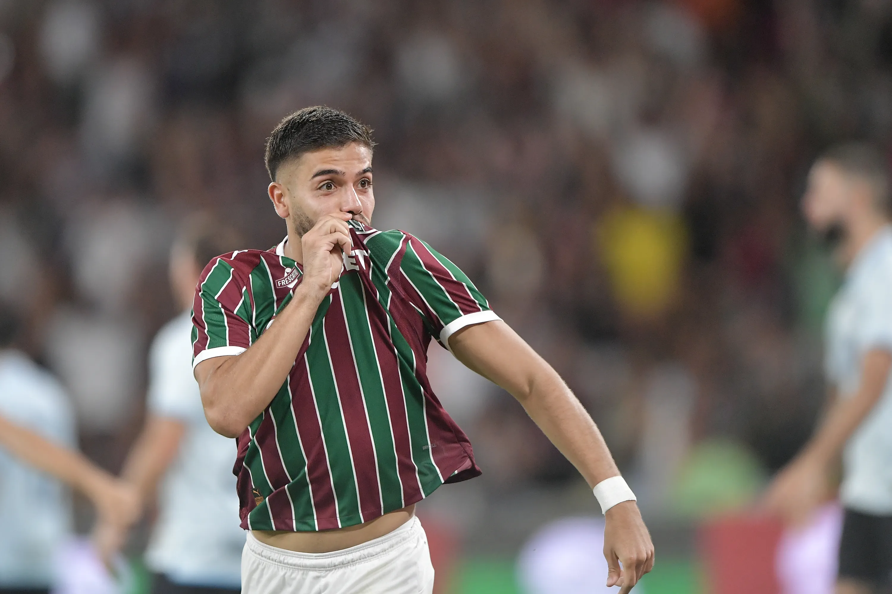 Nonato comemora seu gol durante partida contra o Grêmio no Maracanã pelo Campeonato Brasileiro 2026. Foto: Thiago Ribeiro/AGIF.