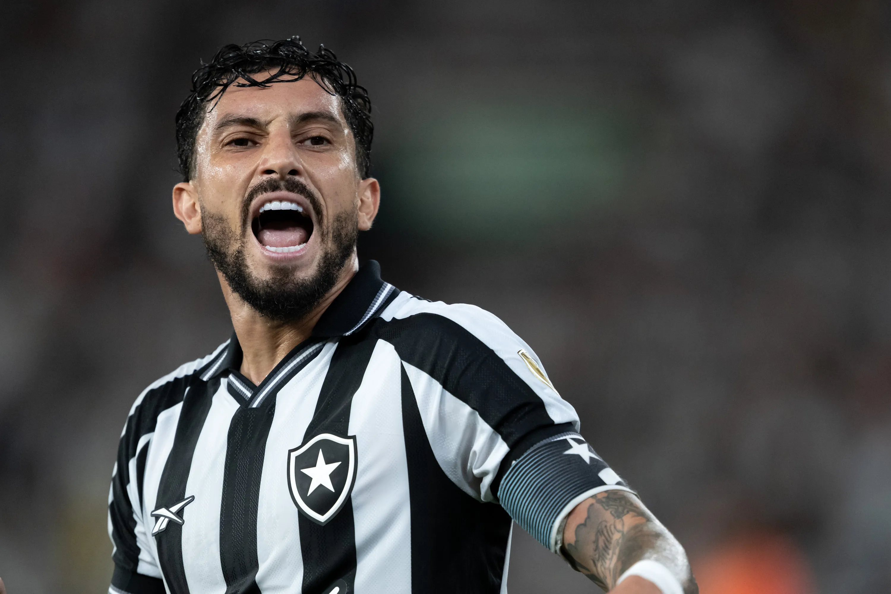 Alex Telles jogador do Botafogo reclama com a arbitragem durante partida contra o Barcelona de Guayaquil no estadio Engenhao pelo campeonato Copa Libertadores 2026. Foto: Jorge Rodrigues/AGIF
