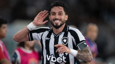 Alex Telles vira pedido de contratação na torcida do Palmeiras