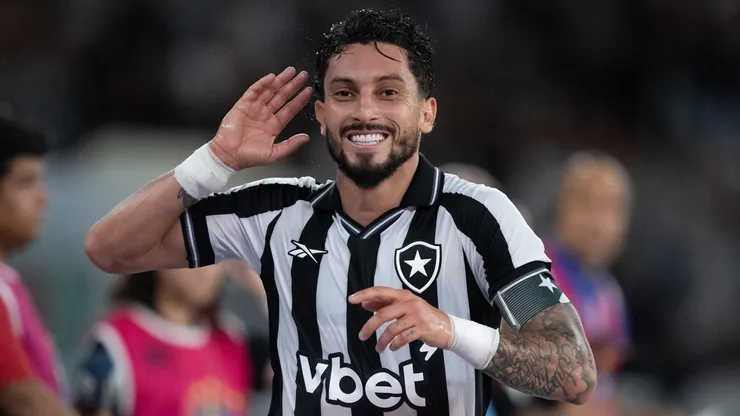 Alex Telles vira pedido de contratação na torcida do Palmeiras