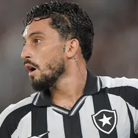 Alex Telles quebra o silêncio sobre renovar com o Botafogo