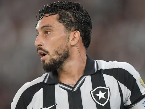 Alex Telles quebra o silêncio sobre renovar com o Botafogo
