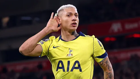 Richarlison comemorando pelo Tottenham. (Photo by Carl Recine/Getty Images)
