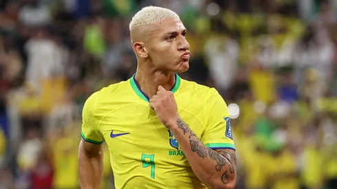 Richarlison viralizou após 'carrinho' em Ancelotti na Seleção Brasileira. Foto: Francois Nel/Getty Images.