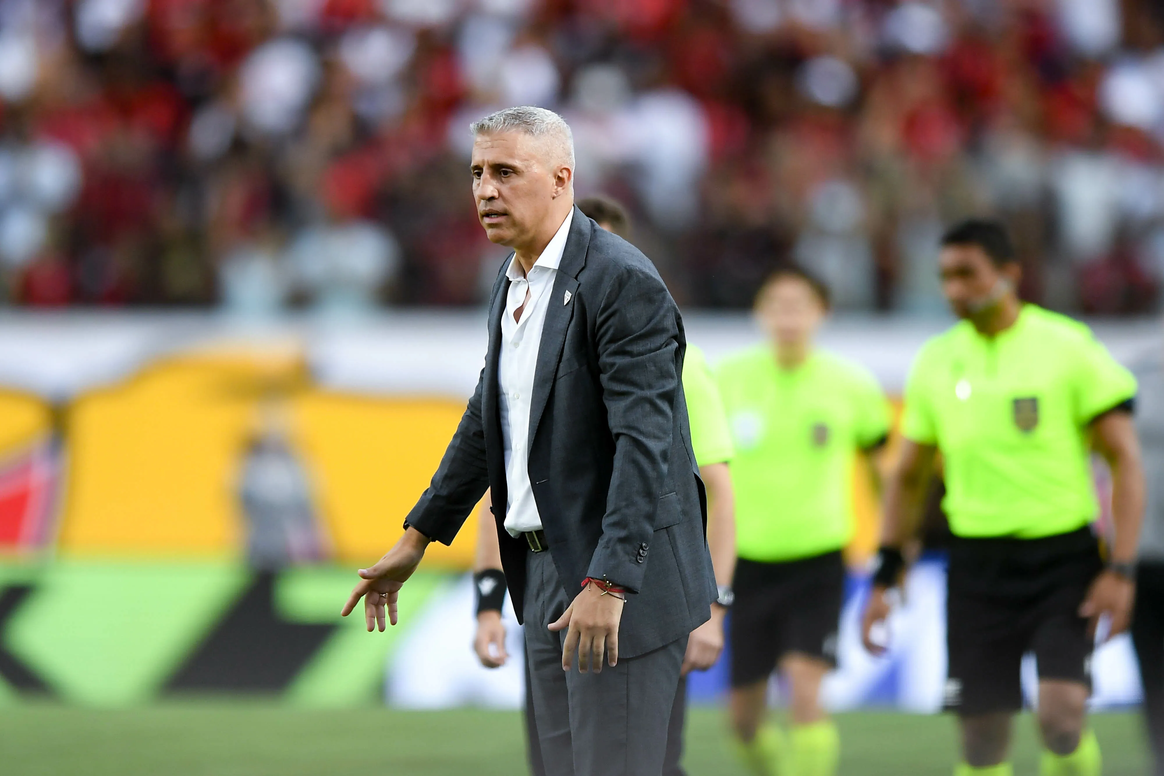 BA – SALVADOR – 07/12/2025 – BRASILEIRO A 2025, VITORIA X SAO PAULO – Crespo tecnico do Sao Paulo durante partida contra o Vitoria no estadio Barradao pelo campeonato Brasileiro A 2025. Foto: Jhony Pinho/AGIF