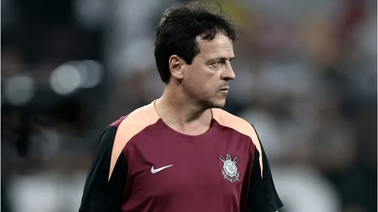 Fernando Diniz durante confronto contra o Palmeiras no Brasileirão de 2026.