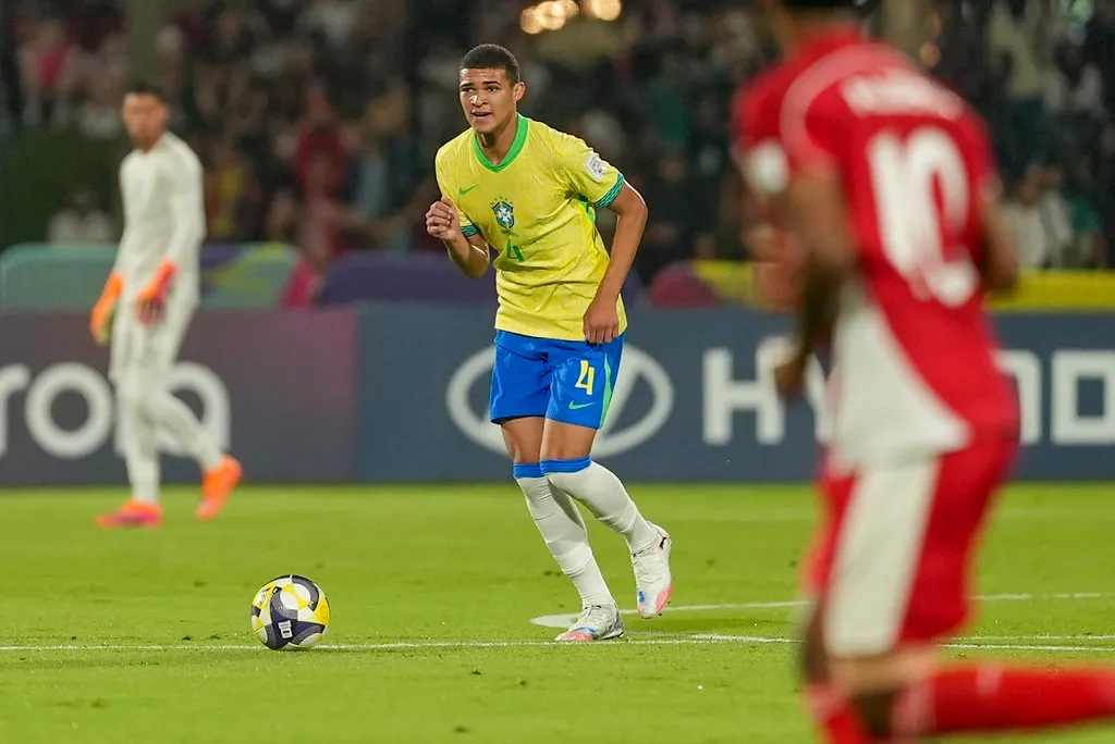 Luís Eduardo, zagueiro do Grêmio, atuando no Mundia pela Seleção Brasileira sub-17 (Imagem: Nelson Terme/CBF)