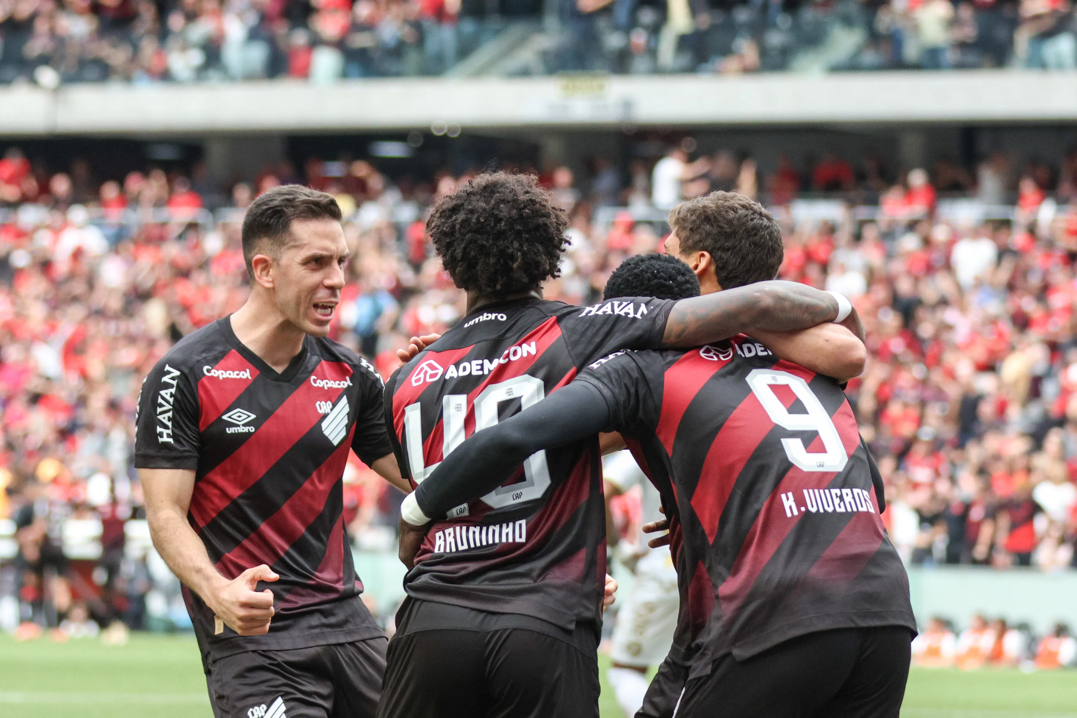 Kevin Viveros jogador do Athletico-PR comemora seu gol com jogadores do seu time durante partida contra o Chapecoense no estadio Arena da Baixada pelo campeonato Brasileiro A 2026. Foto: Robson Mafra/AGIF