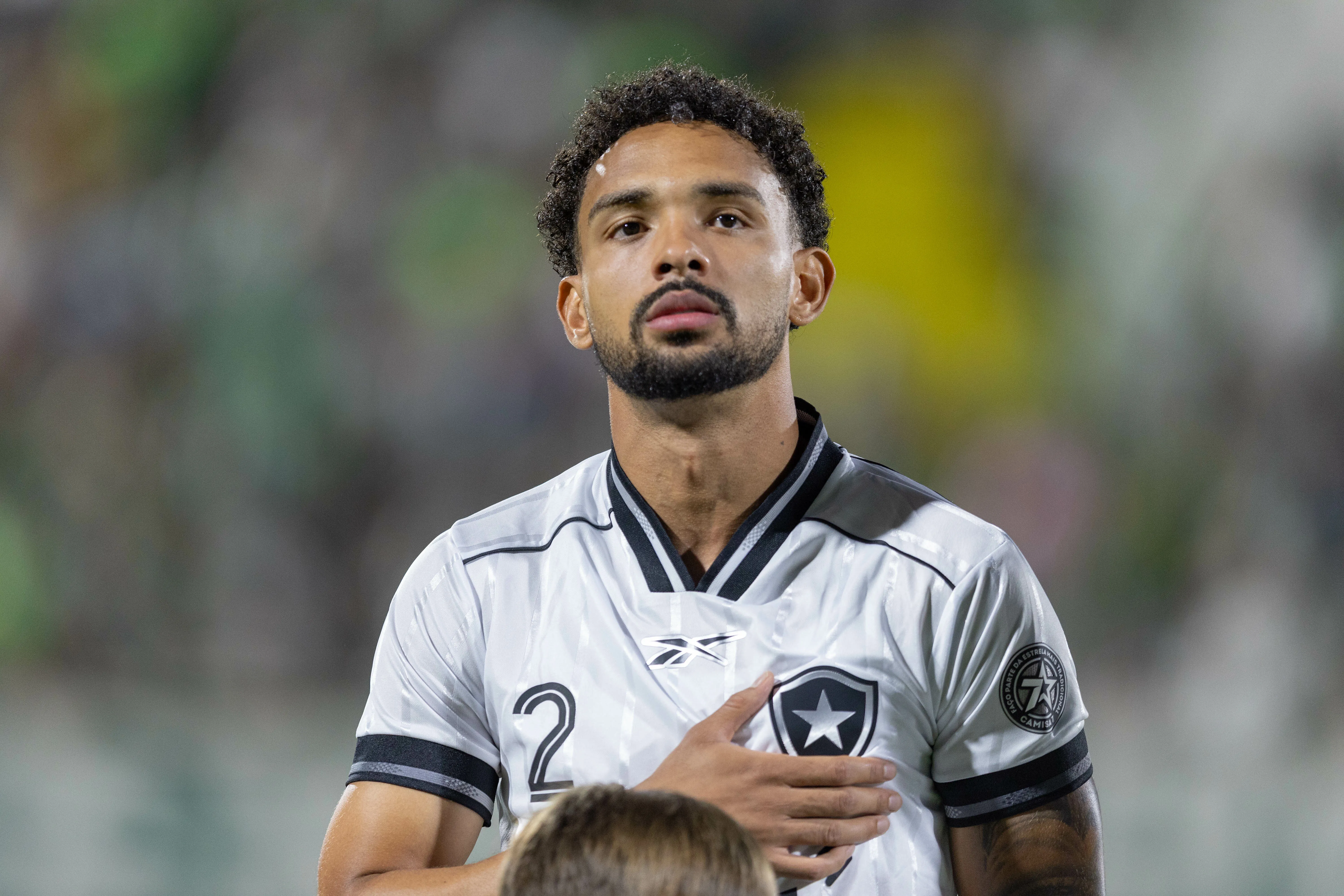 Vitinho jogador do Botafogo durante partida contra o Chapecoense no estadio Arena Conda pelo campeonato Brasileiro A 2026. Foto: Liamara Polli/AGIF