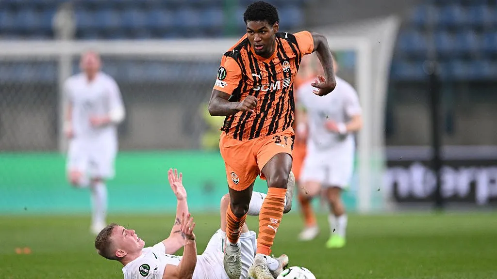 Lucas Ferreira em campo pelo Shakhtar Donetsk. (Photo by Mateusz Slodkowski/Getty Images)