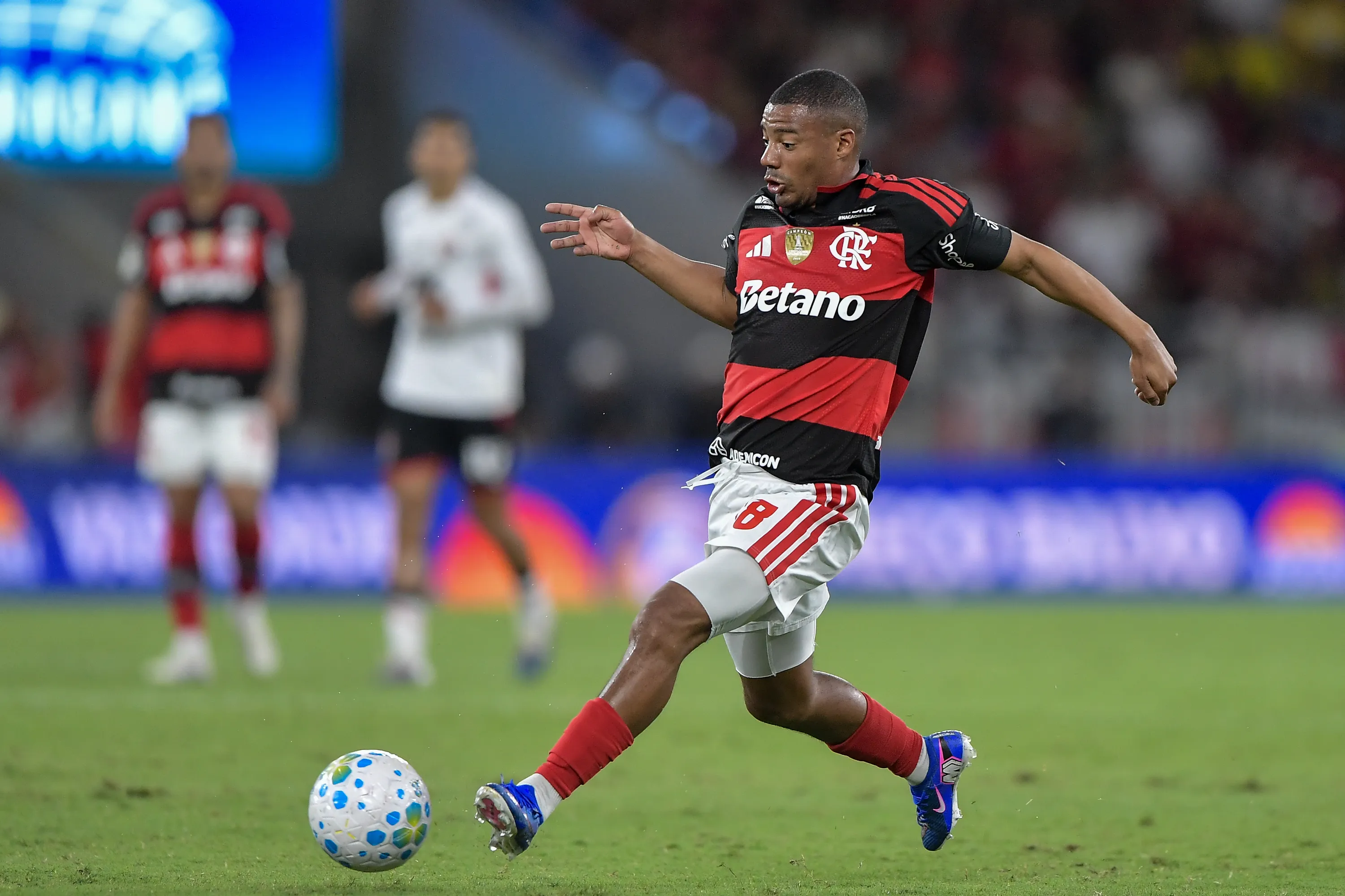 RJ – RIO DE JANEIRO – 22/04/2026 – COPA DO BRASIL 2026, FLAMENGO X VITORIA – De la Cruz jogador do Flamengo durante partida contra o Vitoria no estadio Maracana pelo campeonato Copa Do Brasil 2026. Foto: Thiago Ribeiro/AGIF