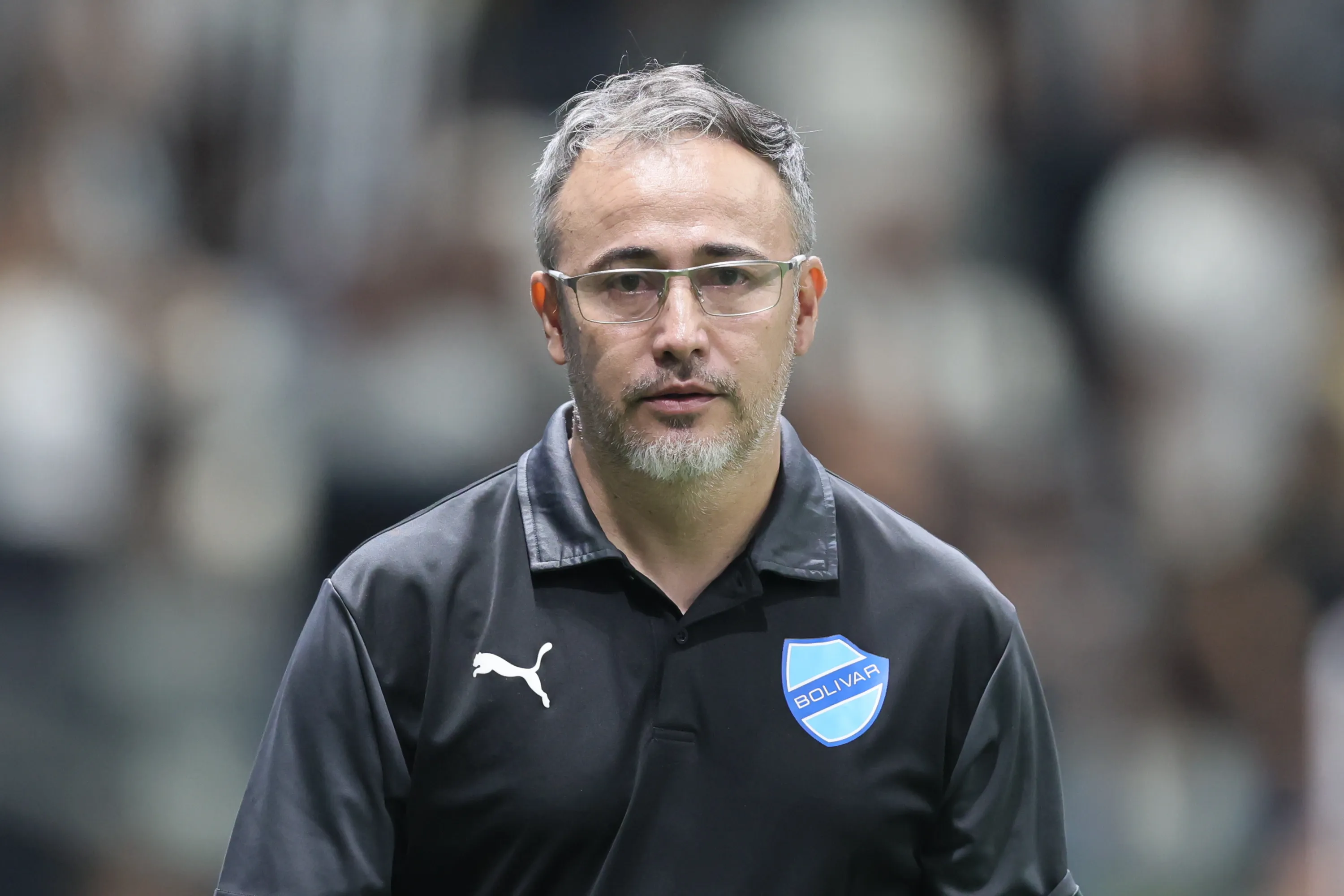 tecnico do Bolivar durante partida contra o Atletico-MG no estadio Arena MRV pelo campeonato Copa Sul-americana 2025. Foto: Gilson Lobo/AGIF